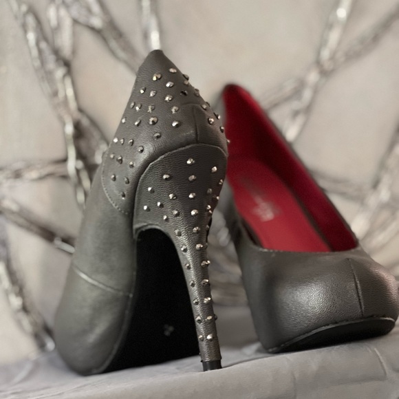 Size 8 1/2 Gray Platform Studded Pumps - Picture 2 of 10
